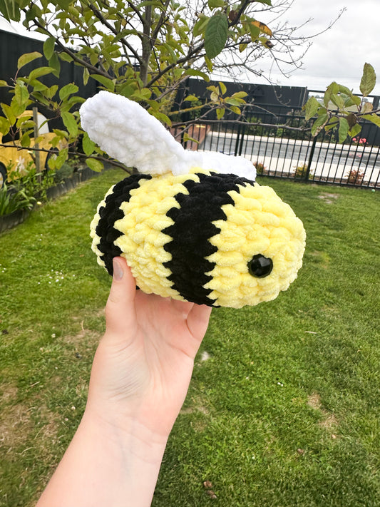 Crochet plushie - Buzzy Bee